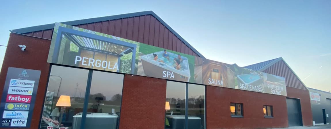 Bâches grand format imprimées habillant la façade d’un showroom spa et pergola