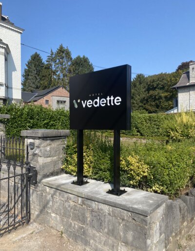 totem entrée pour hotel